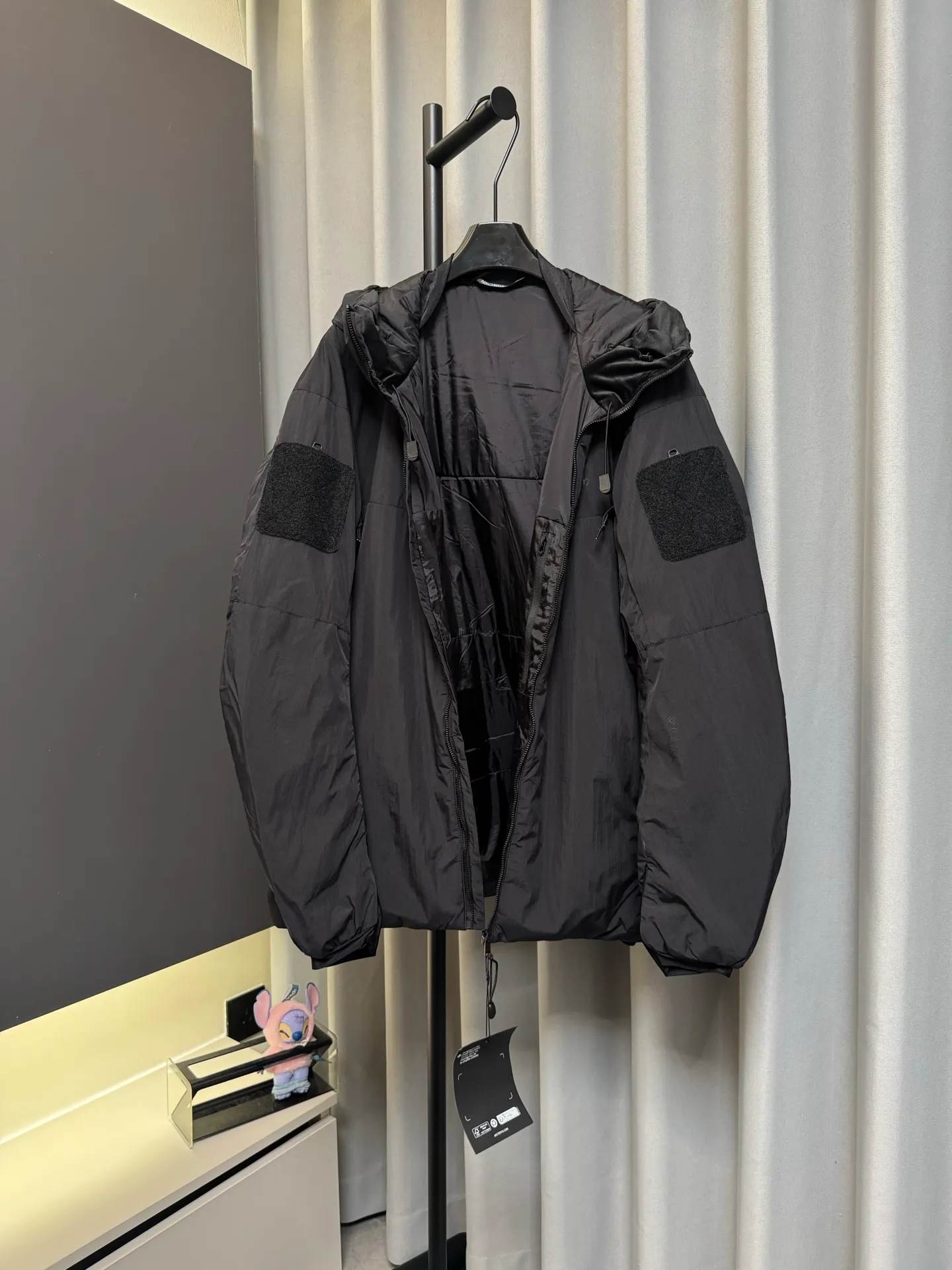 【Premium 】 Arc·teryx 26fw ! N WINDSTOPPER 2L ， Coreloft 100 ， 。 Cold Series ， ， ， ！ ， 。 windstopper ,n Gossamera Fusion WS。 ， ： 1： WINDSTOPPER ， ， ， ， 。 Coreloft ， 。 。 2： 。 3： ， ， 。 4： ， ， 。 ， ， ： / Gray/ Size：s/m/l/xl/xxl
